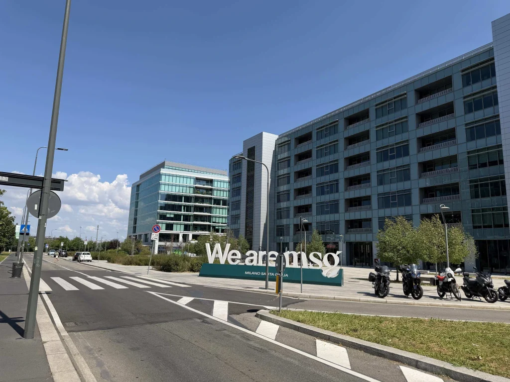 Ingresso del distretto business con la grande scritta We are msg e moderni edifici per uffici a Santa Giulia Milano.