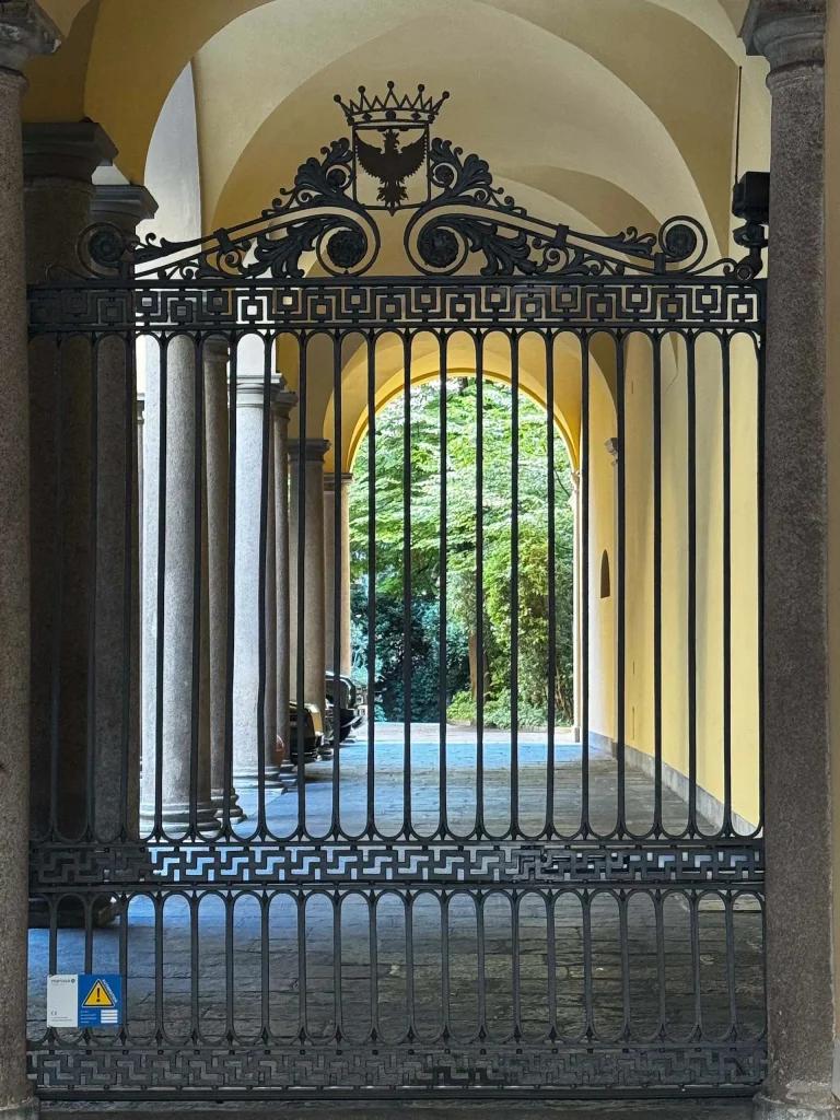 Cancello in ferro battuto e cortile storico in Via Borgonuovo a Milano