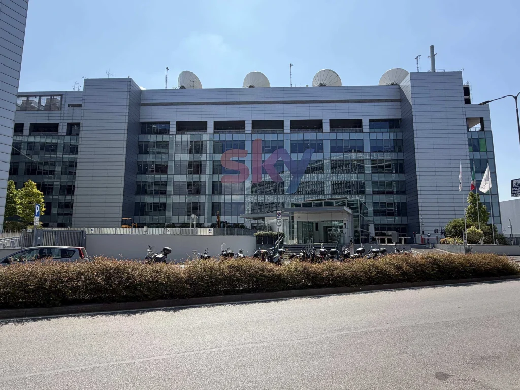 Sede di Sky Italia nel distretto direzionale di Santa Giulia Milano con grandi antenne paraboliche sul tetto.