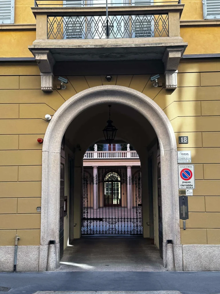 Ingresso di Casa Crespi in Via Borgonuovo 18 a Milano