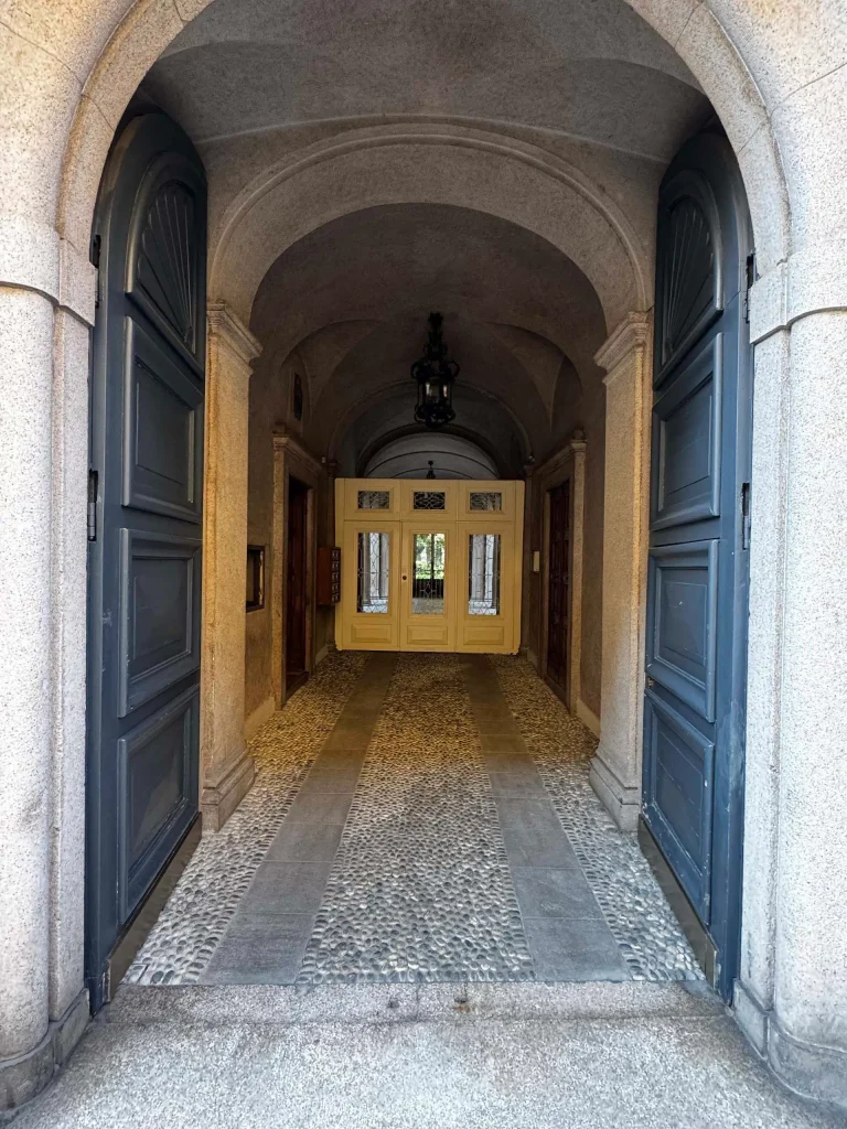 Ingresso interno di Casa Crespi in Via Borgonuovo 18 a Milano