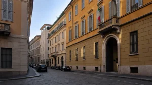 Via Borgonuovo a Milano con palazzi storici nel quartiere Brera
