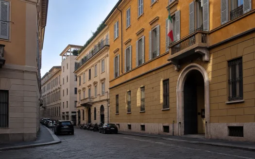 Via Borgonuovo a Milano con palazzi storici nel quartiere Brera