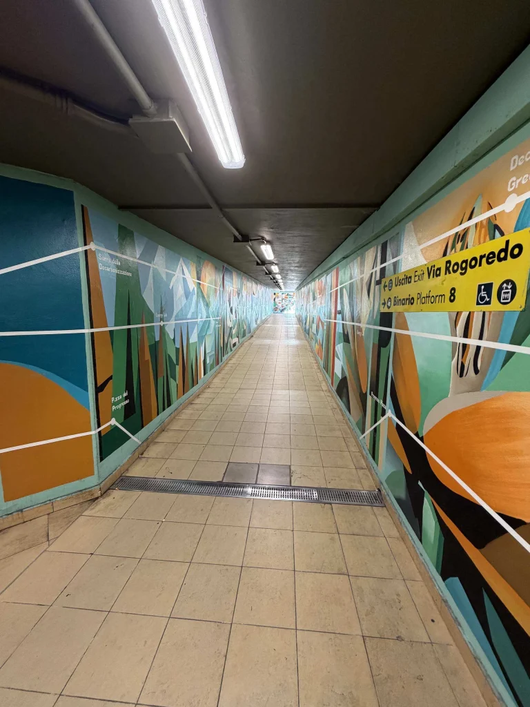 Sottopasso pedonale della stazione di Rogoredo con murales colorati che conduce al nuovo distretto direzionale di Santa Giulia Milano.
