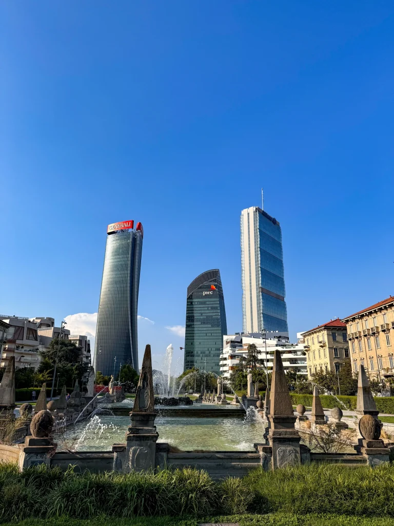 Torre Generali e le torri di CityLife nello skyline di Milano