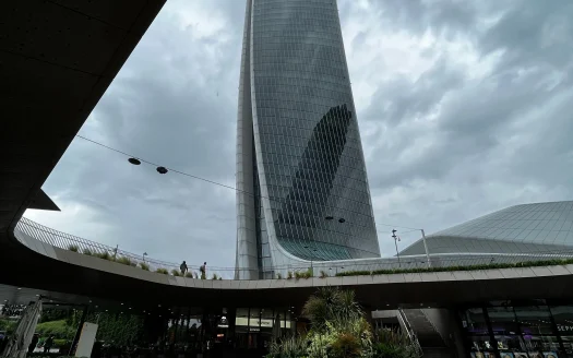 Torre Generali, nota come lo Storto, nel quartiere CityLife di Milano sotto un cielo nuvoloso