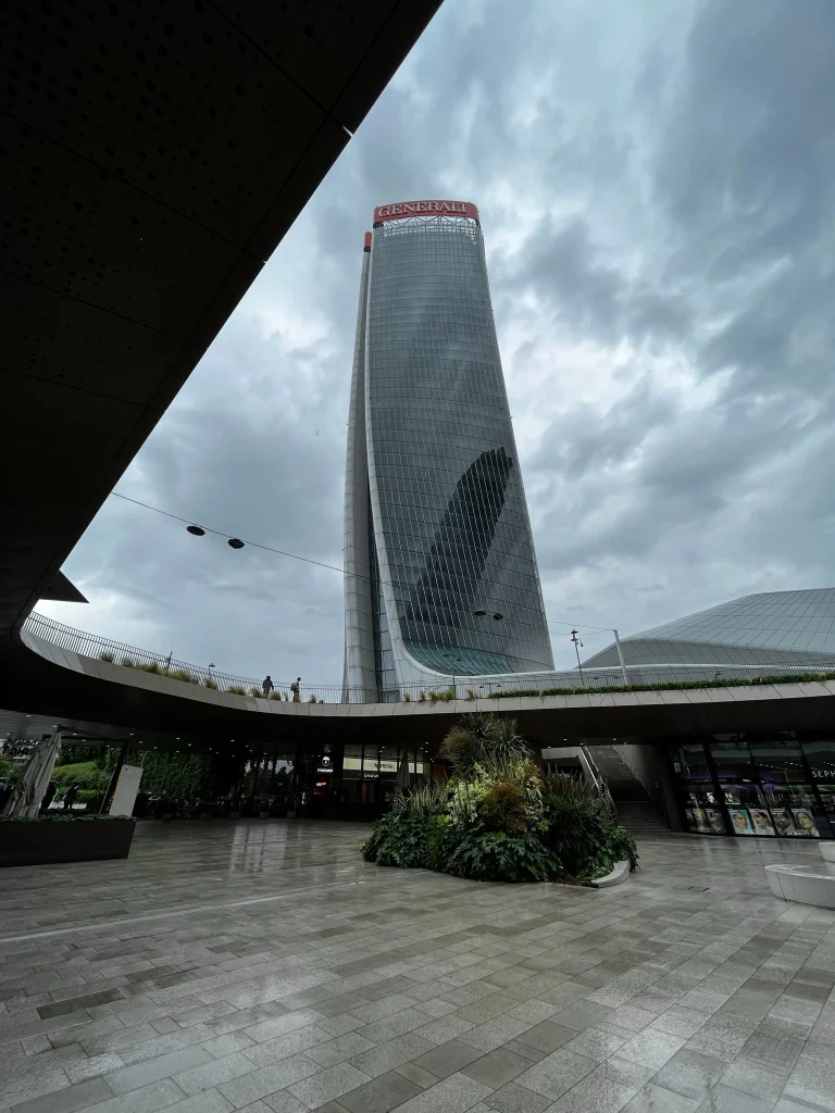 Torre Generali, nota come lo Storto, nel quartiere CityLife di Milano sotto un cielo nuvoloso