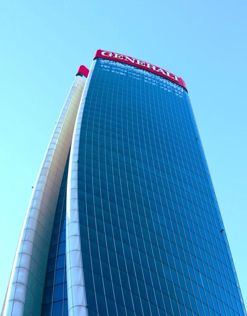 Inquadratura ravvicinata dal basso della Torre Generali che si avvita verso un cielo azzurro limpido a Milano CityLife