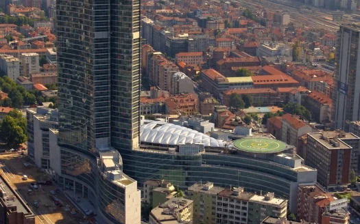 Palazzo Lombardia a Milano visto dall'alto con la torre, gli edifici curvi e l'eliporto sul tetto