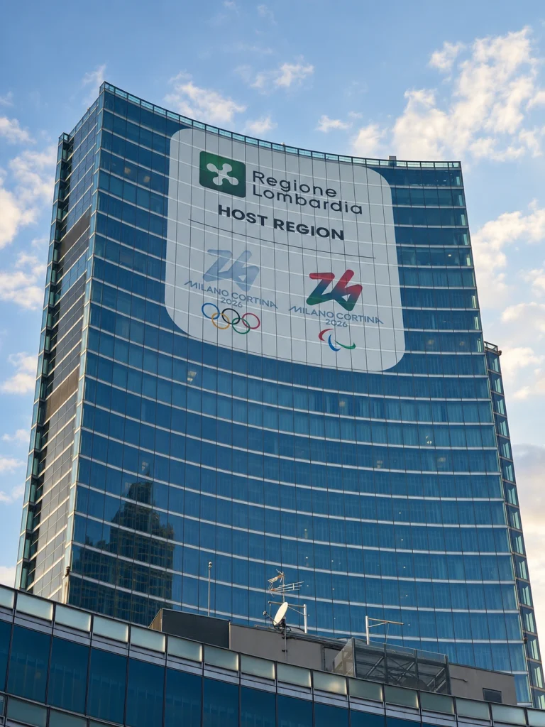 Torre di Palazzo Lombardia a Milano con facciata curva in vetro e logo Regione Lombardia