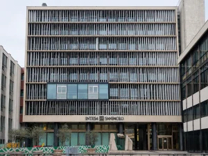 Facciata continua in vetro e brise-soleil regolabili in alluminio del Palazzo Olivetti in via Clerici 6 a Milano.