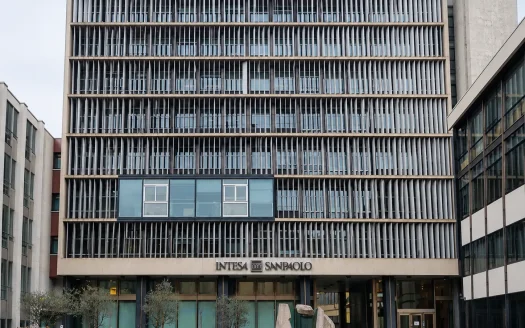 Facciata continua in vetro e brise-soleil regolabili in alluminio del Palazzo Olivetti in via Clerici 6 a Milano.