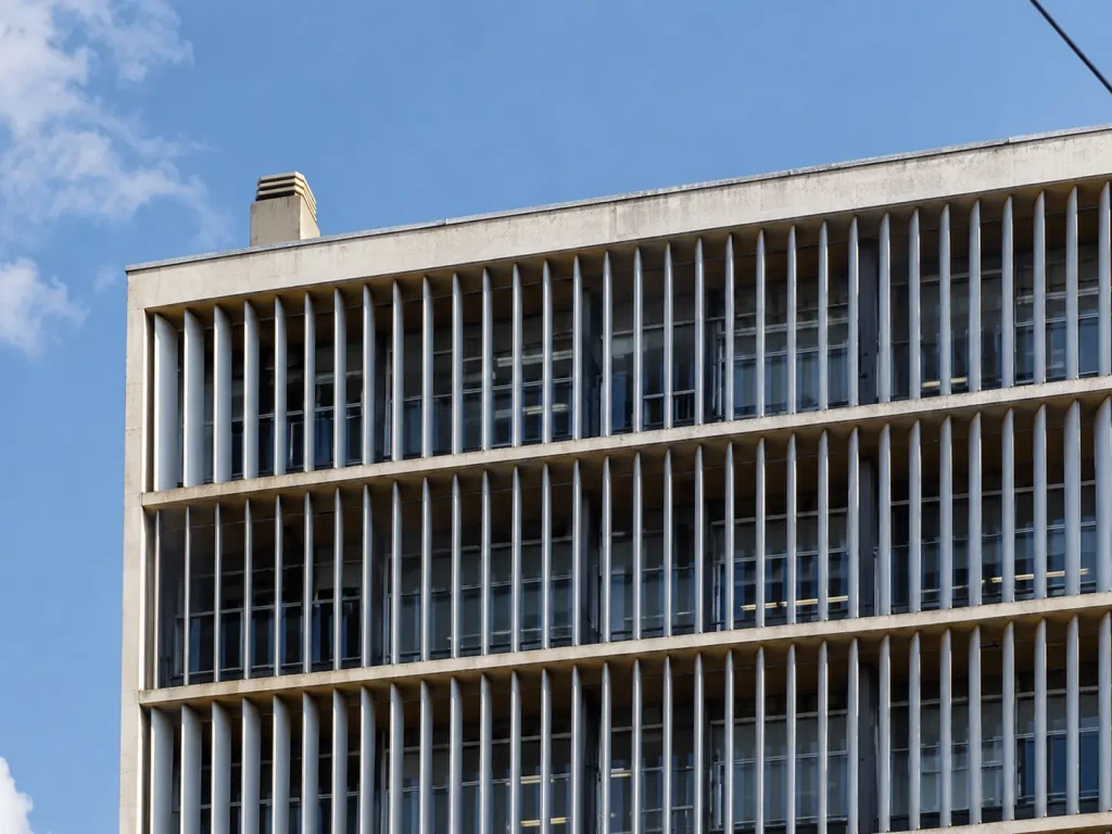 Dettaglio della facciata di Palazzo Olivetti in Via Clerici a Milano