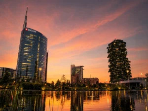 Skyline di Porta Nuova Milano con Torre UniCredit e edifici direzionali