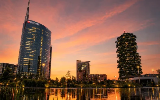 Skyline di Porta Nuova Milano con Torre UniCredit e edifici direzionali