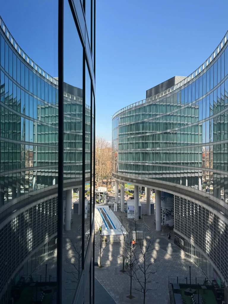 Palazzo Lombardia visto dall'interno con Piazza Città di Lombardia e gli edifici curvi del complesso