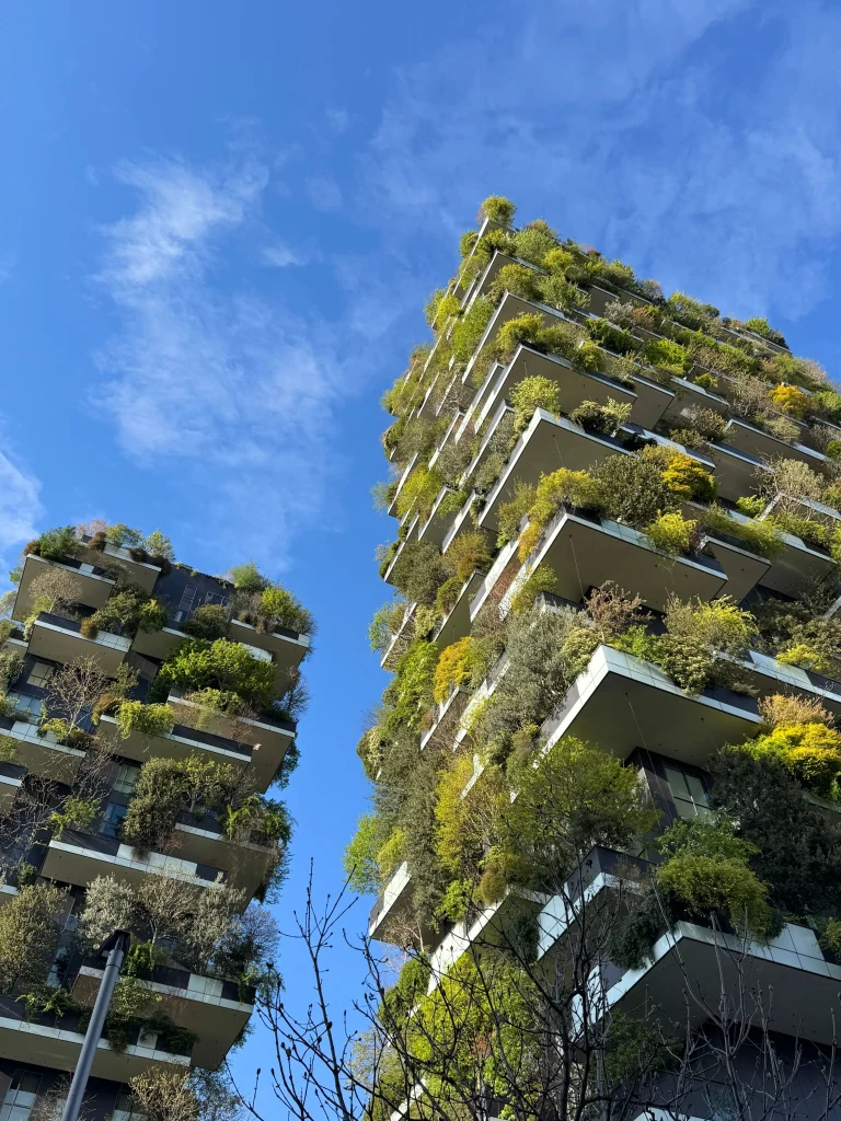 Le torri del Bosco Verticale viste dal basso