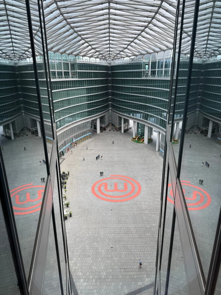 Cortile interno di Palazzo Lombardia a Milano visto dall'alto