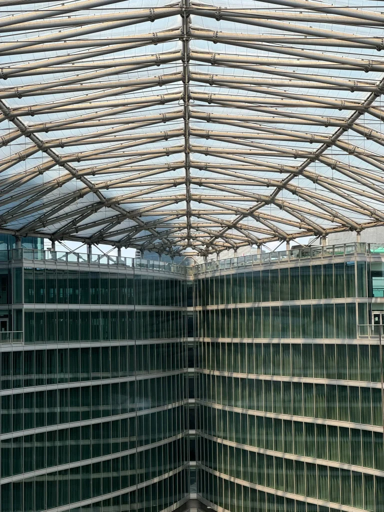 Struttura reticolare in vetro e acciaio di Palazzo Lombardia vista dall'alto