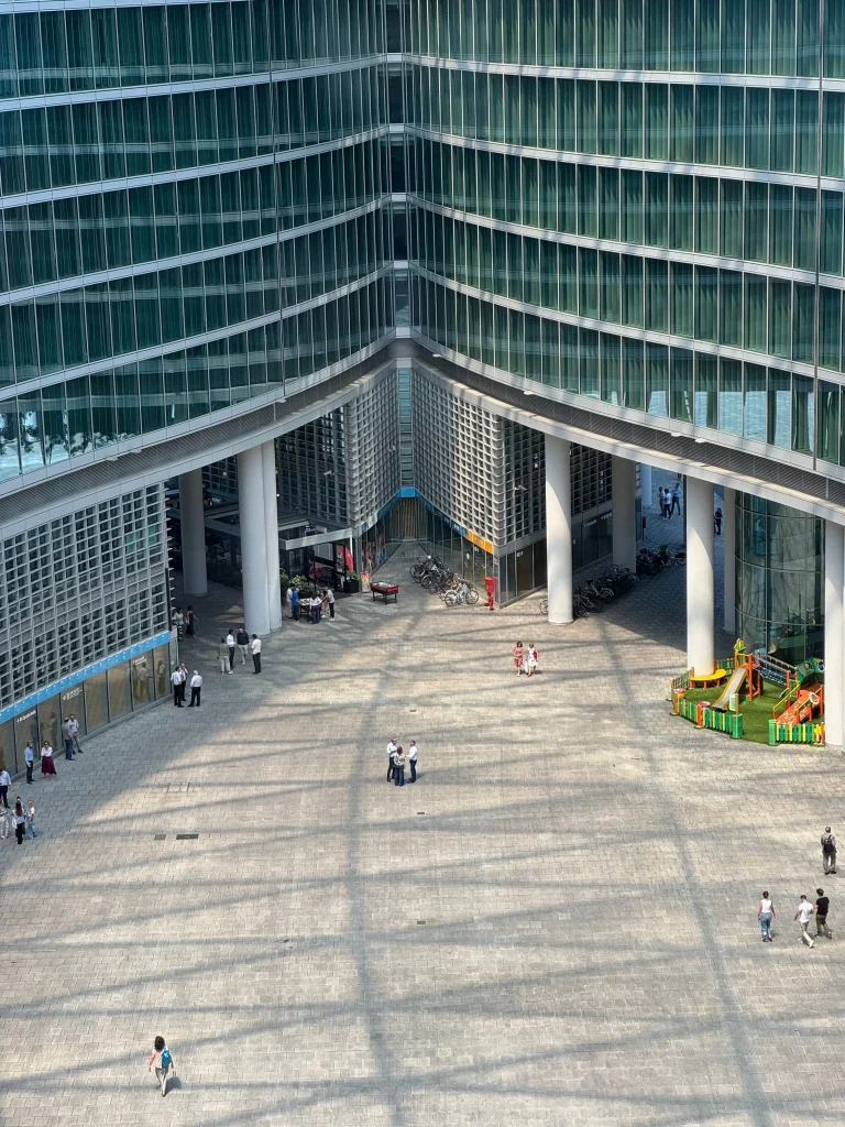 Ingresso di Palazzo Lombardia a Milano con facciate curve in vetro e piazza interna
