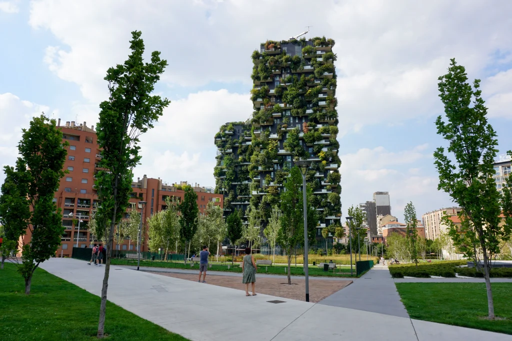 Balconi e terrazze del Bosco Verticale con alberi e vegetazione