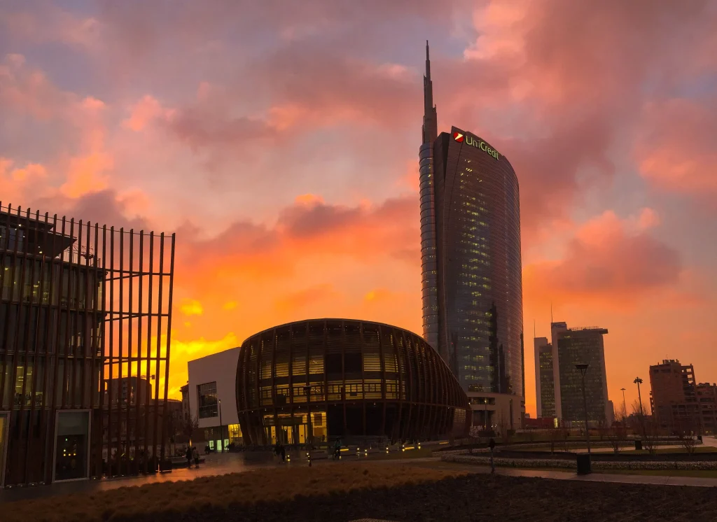 Piazza Gae Aulenti e Torre UniCredit a Milano al tramonto