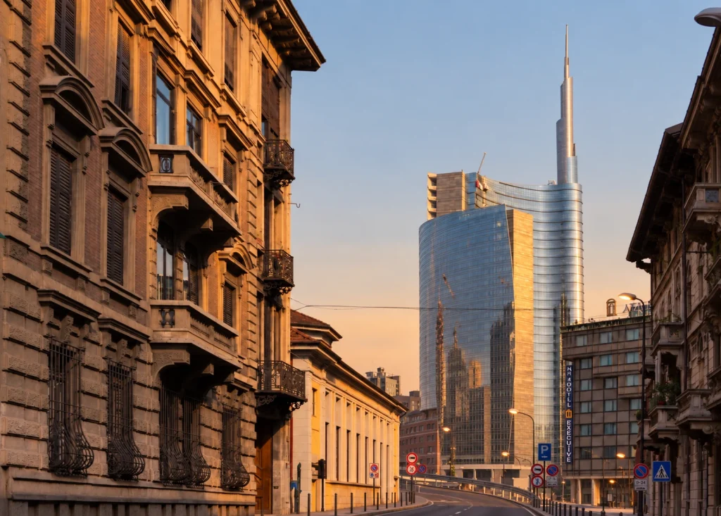 Ufficio moderno e ufficio datato a Milano