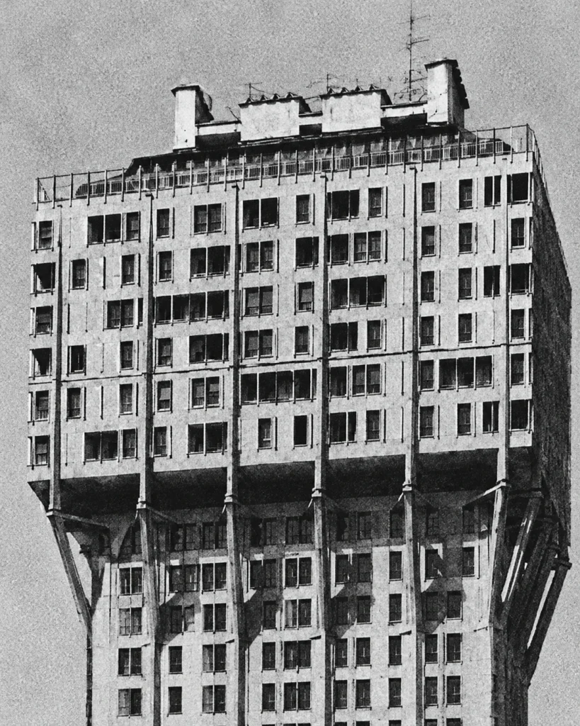 Fotografia storica in bianco e nero della Torre Velasca a Milano, con i piani superiori a sbalzo e i sostegni in cemento armato