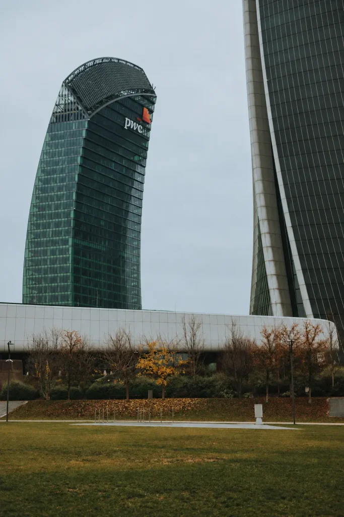 La facciata curva della Torre PwC di CityLife a Milano, progettata da Daniel Libeskind