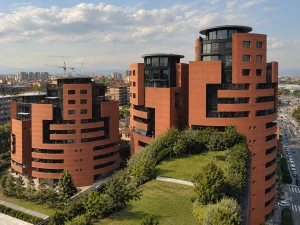 Sede Campari a Sesto San Giovanni con edificio storico e struttura moderna