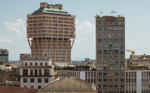 Torre Velasca a Milano vista da Piazza Velasca dopo il restauro completato nel 2025