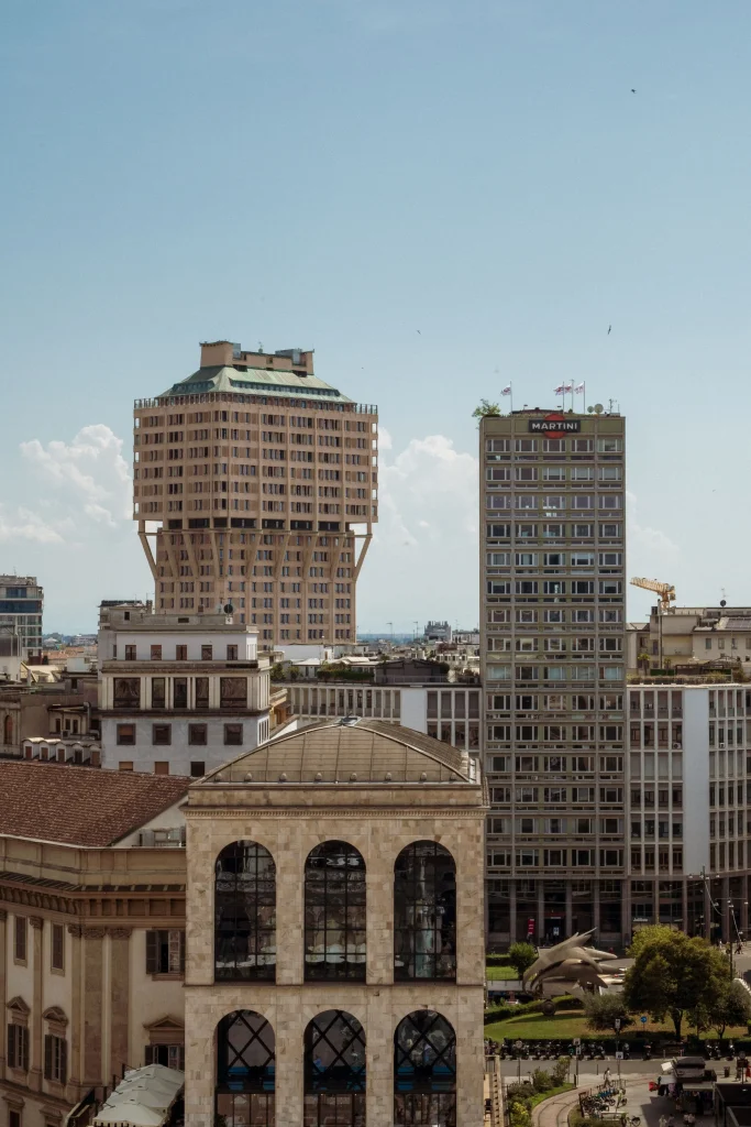 Torre Velasca a Milano vista da Piazza Velasca dopo il restauro completato nel 2025